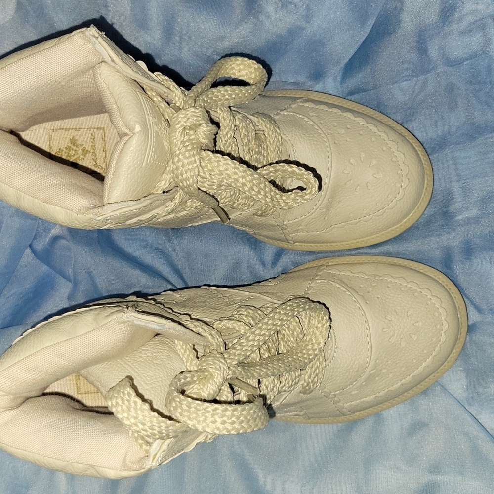 Groove footwear Hightops 5 cream color